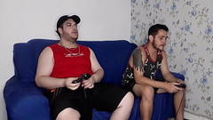 Apostando o Cu No Video Game e o Puto Saiu Daqui Vazando Leite - Parte 1 - Tava em casa cheio de tes&atilde_o e meu amigo meu aqui jogar, mas meu pau n&atilde_o abaixava Thumb