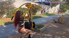 Esposa se exibe em publico em um parque lotado! Thumb