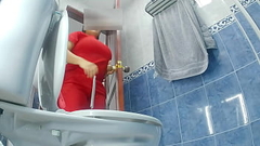 Enfermera llega del trabajo y es grabada en el ba&ntilde_o publico Thumb