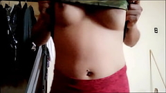 INMENSO PAQUETE ES EL QUE TIENE MI MADRASTRA TETONA!! ELLA SE SOBA SU VAGINA HUMEDA Y REMANGA SUS LABIOS VAGINALES. LA LENCERIA QUE UTILIZA LA HACE VER CON BASTANTE PIEL PARA TENER SEXO INTENSO. Thumb