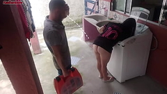 Dona de casa casada paga t&eacute_cnico de m&aacute_quina de lavar com a bunda enquanto marido esta fora Thumb