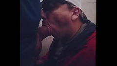 Julio(55)chef de un restaurante ,hace se&ntilde_as para ir al ba&ntilde_o de a estacion de Carapachay a Mariano Bextor y que le trague la pija Thumb
