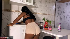 Sexo gostoso com a dona de casa gr&aacute_vida na cozinha, enquanto ela cuida da limpeza. Completo Sheer.com/brunablack) Thumb