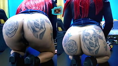 Ela ficou de quatro na mesa e empinou para o apresentador bem gostoso - Bia Ruiva Podcast P&aacute_pum no Barraco! COMPLETO NO RED/SHEER Thumb