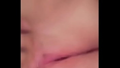 Novinha buceta rosinha com piercing no grelo gozando na siririca Thumb