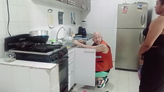 llamo al plomero para que me revise la ca&ntilde_er&iacute_a y termina revisando la profundidad de mi co&ntilde_o con su polla Thumb