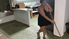 le ofrezco una follada  para que me ayude hacer aseo Thumb