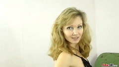 Skinny milf proves her slutty skills in solo Thumb
