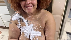Rubi Antonelli a ninfeta BBW leva banho de chantilly no rabo gigante Thumb