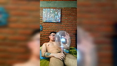 Verg&oacute_n activo se masturba con globo de cond&oacute_n Thumb