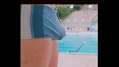 Pauzudo de sunga na piscina do clube Thumb