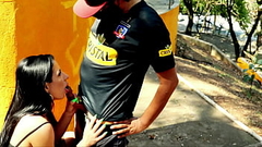 Morena Gata Chupando Rola de Desconhecido em P&uacute_blico Thumb