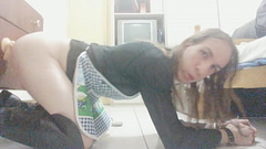 Dona de casa brincando enquanto o marido n&atilde_o chega Thumb