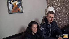 HUNT4K. Un mec accepte de l'_argent d'_un chasseur qui voulait baiser sa petite amie Thumb