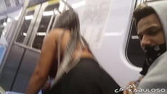 Dando uma rapidinha dentro do metr&ocirc_ - Caah Kabulosa - Vinny Kabuloso Thumb