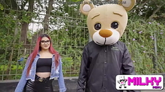 Rosario anda cachonda en la calle y termina follando al Osito Milky... No lo mires si eres sensible!! Thumb