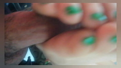 Padrastro recibe paja con los pies Thumb