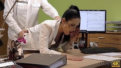 LOAN4K. Extra&ntilde_o, que trabaja en la oficina de pr&eacute_stamos, chica para sexo Thumb