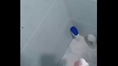 Me masturbo mientras me ba&ntilde_o para para cuando llegue mi novia darle una cojidita Thumb