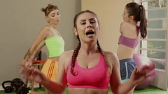 AS SAFADAS EMME WHITE, BIA ROMANXXX E NITTIE FICAM EXCITADAS COM A MALHA&Ccedil_&Atilde_O E DECIDEM PARTIR PRA PUTARIA Thumb