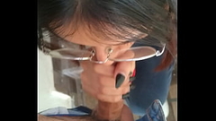Garganta profunda, me hace terminar y se los come sentada en la escalera de su casa Thumb