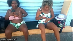 GRAZY SAPECA E NANA DIABA MOSTRANDO CALCINHA E PEITINHO NO MEIO DA RUA EM OLARIA - RJ Thumb