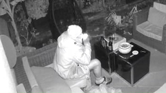 Bi guy jerks off and shoots his cumload outdoors spy cam Thumb