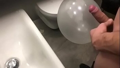 Abspritzen auf einem Luftballon/ Ballon Handjob Balloon Thumb